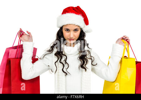 Donna con cappello di Natale colorati di contenimento delle borse per lo shopping Foto Stock
