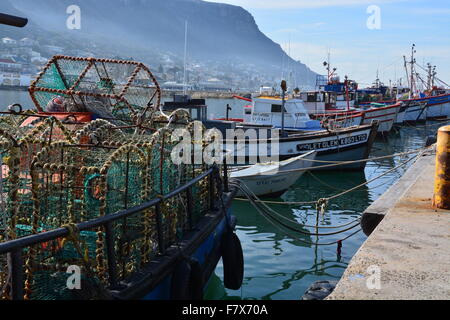 Barche da pesca al porto di Kalk Bay e Sud Africa Foto Stock