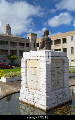 Statua al di fuori del palazzo del governo, Suva, Viti Levu, Isole Figi Foto Stock