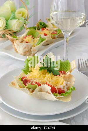 Pollo con pomodoro e formaggio in un cestello fatto di pasta fillo "" Foto Stock