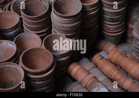 Vasi per piante in un potting shed Foto Stock