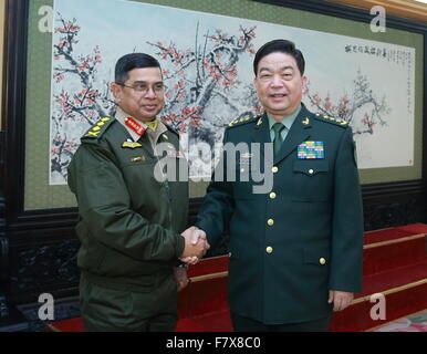 Pechino, Cina. 3 dicembre, 2015. Cinese Ministro della difesa Chang Wanquan (R), si incontra con il capo del personale dell'esercito del Bangladesh Army Abu Belal Muhammad Shafiul Huq, a Pechino, capitale della Cina, dicembre 3, 2015. © Ding Hai-tao/Xinhua/Alamy Live News Foto Stock