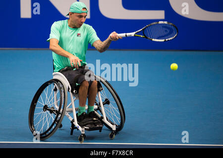 Olympic Park, London, Regno Unito. 3 dicembre, 2015. Andy Lapthorne della Gran Bretagna in azione contro Italia Erenlib di Israele al NEC Tennis in carrozzina maestri. Credito: Brandon Griffiths/Alamy Live News Foto Stock