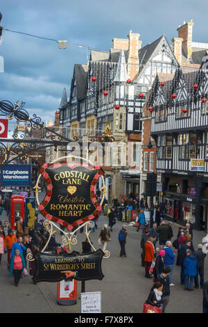 Acquirenti e turisti in Eastgate Street a Chester, Foto Stock