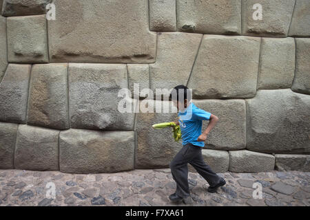 Mura Inca dell antico palazzo di Inca Roca, oggi palazzo arcivescovile. Cuzco Foto Stock