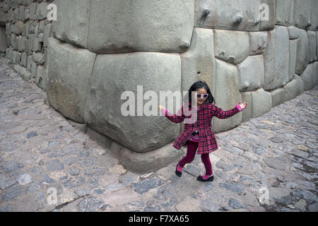 Mura Inca dell antico palazzo di Inca Roca, oggi palazzo arcivescovile. Cuzco Foto Stock