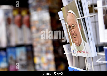 Roma, Italia. 3 dicembre, 2015. Un Papa Francesco prenota esposta in un negozio in una strada vicina San Pietro . Credito: Insidefoto/Alamy Live News Foto Stock