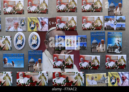 Roma, Italia. 3 dicembre, 2015. Papa Francesco e il giubileo della misericordia magneti esposta in un negozio in una strada vicina San Pietro . Credito: Insidefoto/Alamy Live News Foto Stock
