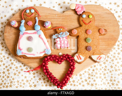 Sul display. Un pomeriggio di Cottura e Decorazione ha lasciato una tribù di gingerbreads in varie forme e colori. Foto Stock