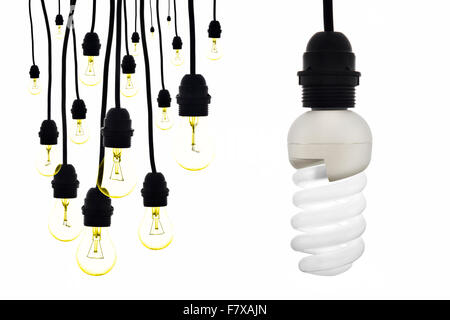 Una lampada a basso consumo rispetto a numerose lampadine al tungsteno Foto Stock