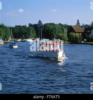 Barche sul fiume Bure a Wroxham, Norfolk, Inghilterra Foto Stock