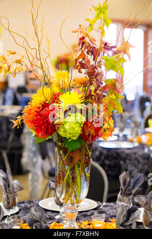 Ricevimento di matrimonio fiore centepiece luminoso con fiori colorati. Foto Stock