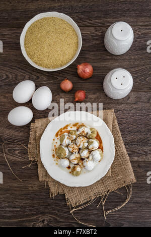Cibo turco tradizionale, Mirik Kofte realizzato da bulgur, cipolla e uova con yogurt Foto Stock