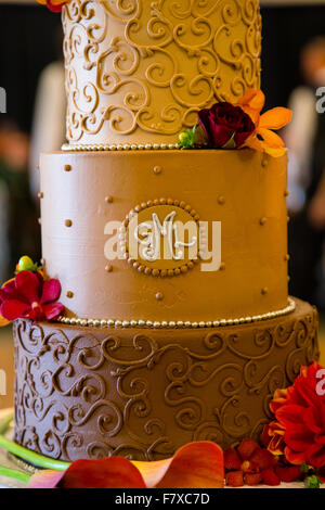 Torta di Nozze in occasione di un ricevimento con un design personalizzato per la sposa e lo sposo. Foto Stock