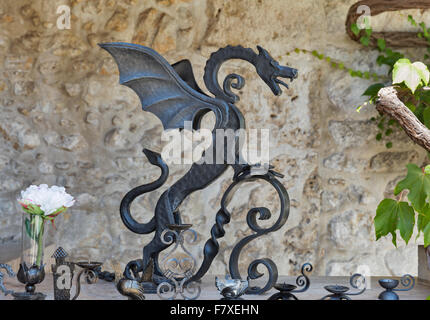 Acciaio bellissime mascotte medievale dragon nella forma di un porta torcia nel castello di Bled, Slovenia. Foto Stock