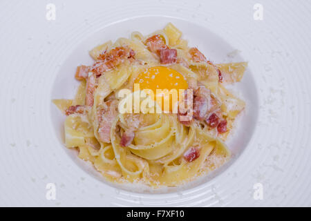 La pasta alla carbonara con parmigiano, tuorlo d'uovo e pancetta Foto Stock