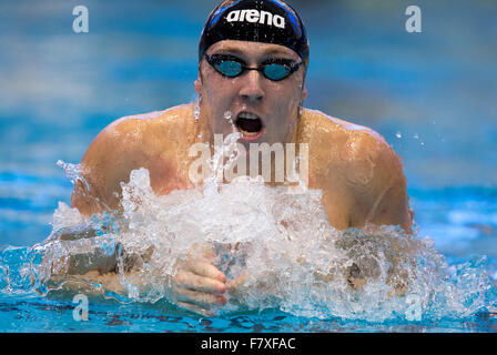 Israele, giovedì. 3 dicembre, 2015. Marco Koch di Germania compete in uomini 200m a rana si riscalda durante il XVIII LEN European Short Course Swimming Championships tenutasi al Wingate Institute in Israele, giovedì 3 dicembre 2015. Foto: Patrick B. Kraemer/MAGICPBK/dpa/Alamy Live News Foto Stock