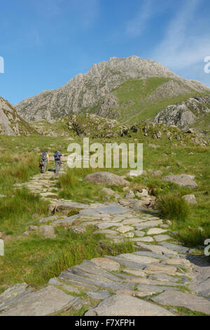 Il sentiero che conduce a Tryfan e Cwm Idwal da Ogwen, il Galles del Nord. Foto Stock