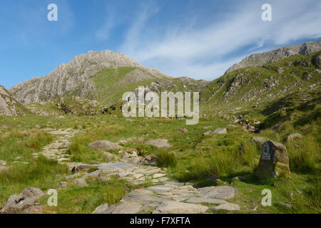 Il sentiero che conduce a Tryfan e Cwm Idwal da Ogwen, il Galles del Nord. Foto Stock