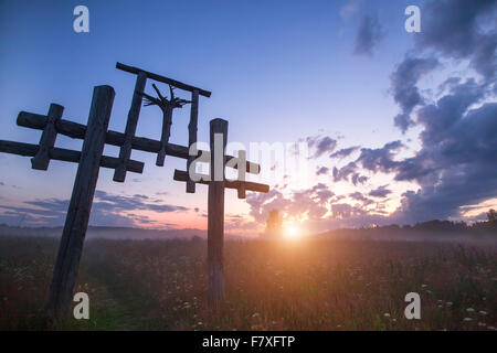 Totem nel villaggio di vecchi credenti nell'outback russa durante il tramonto. Foto Stock