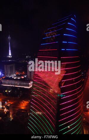 Vista di una delle torri a fiamma dal Royal Suite a Baku, capitale dell'Azerbaigian Foto Stock