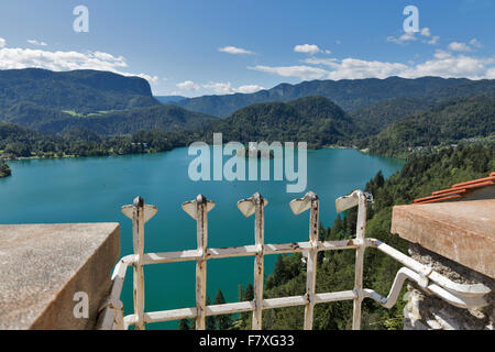 Isola sul lago di Bled in Slovenia con chiesa dell Assunzione, vista dal castello di Bled Foto Stock