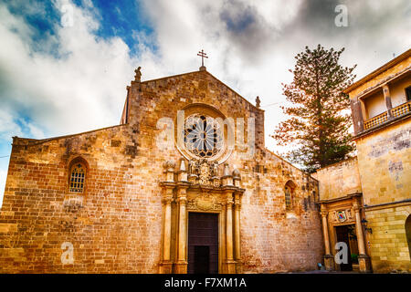 La cattedrale medievale nel centro storico di Otranto, città costiera di Greek-Messapian origini in Italia Foto Stock