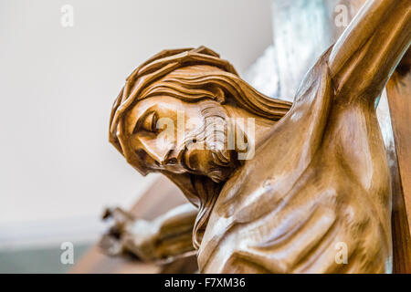 Celebrando il Venerdì Santo, il volto di Gesù Cristo con la corona di spine morto in croce Foto Stock