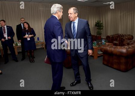 Il Segretario di Stato americano John Kerry scuote le mani con il Ministro degli Esteri russo Sergey Lavrov prima di un incontro bilaterale a margine del ventiduesimo Consiglio Ministeriale OSCE incontro Dicembre 3, 2015 a Belgrado in Serbia. Foto Stock