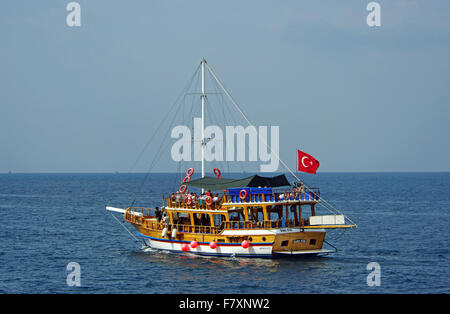 Imbarcazione turistica andando per mare Porto di Antalya in Turchia Foto Stock