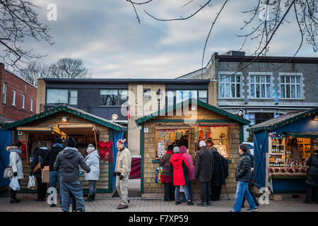 Longueuil, Canada - 22 dicembre 2015. Mercatino di Natale che si svolgono in un parco. Generale ampia vista di alcuni dei più di cinquanta fornitori presente. Foto Stock