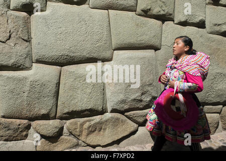 Mura Inca dell antico palazzo di Inca Roca, oggi palazzo arcivescovile. Cuzco Foto Stock