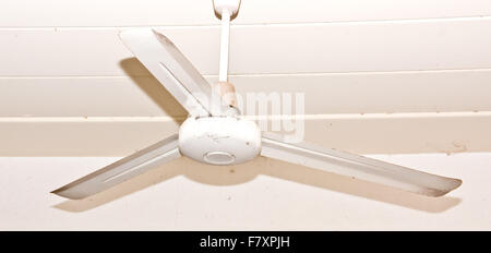 Sporco ventilatore da soffitto nelle camere private. Foto Stock