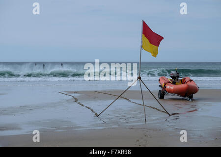 RNLI apparecchiatura su una spiaggia della Cornovaglia Foto Stock