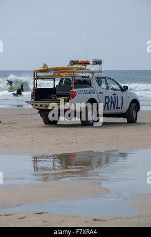 Bagnino RNLI patrol veicolo su una spiaggia della Cornovaglia Foto Stock