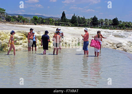 Terrice calcaree Travertino, Terrice Hill, primavera calda, stagno, a Pamukkale, Turchia Foto Stock