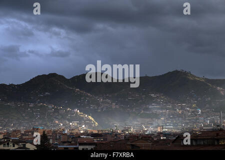 Vista della città di Cuzco dal distretto di San Blas Foto Stock