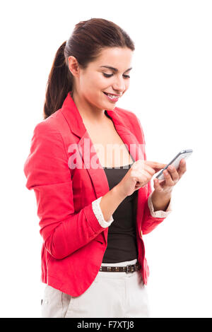 Business donna texting qualcuno, isolate su uno sfondo bianco Foto Stock