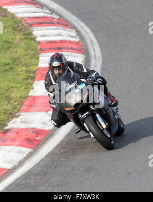 Le prestazioni di un motociclo giri Clearwater piegare a Brands Hatch autodromo Foto Stock