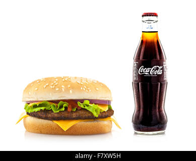 Grandi Hamburger con una bottiglia di Coca Cola a freddo su sfondo bianco Foto Stock