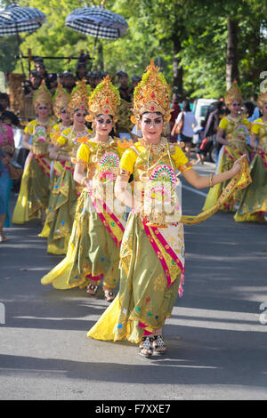 Artisti balinesi prendere le parti durante la parata di apertura del 2015 Bali arts festival, Denpasar, Bali, Indonesia Foto Stock