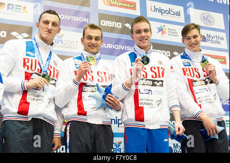 Israele. 3 dicembre, 2015. La RUSSIA Medaglia d'oro 4x50m Freestyle Uomini - Finale LEN European Short Course Swimming Championships Credito: Insidefoto/Alamy Live News Foto Stock