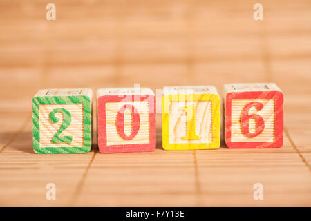 2016 Anno Nuovo i cubi di legno su sfondo di legno Foto Stock