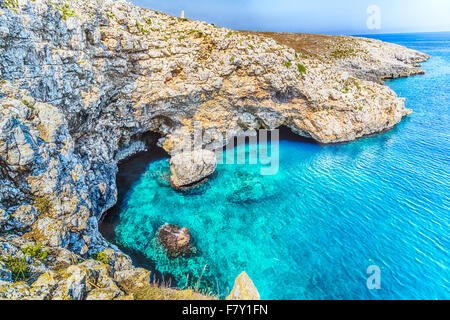 La torre di guardia del serpente, simbolo di Otranto sulla spiaggia rocciosa vicino a Otranto in Puglia, Italia Foto Stock