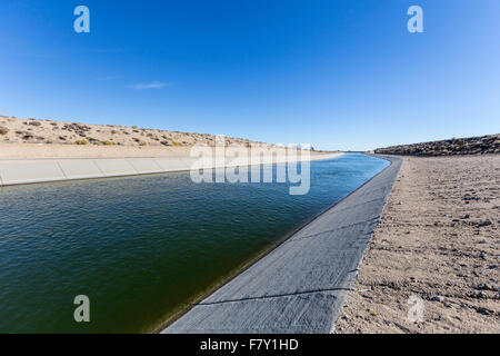 Acquedotto dell'acqua in movimento attraverso il Deserto Mojave nel sud della California. Foto Stock