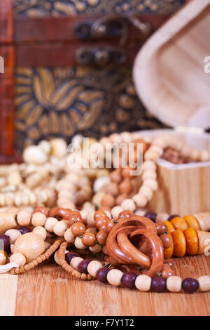 Close up di perline di legno dello sfondo. Profondità di campo Foto Stock