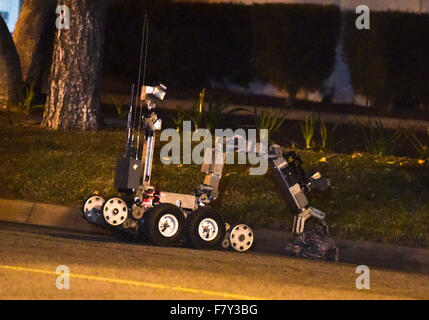 San Bernardino, in California, Stati Uniti d'America. 2° dic, 2015. Una bomba robot ispeziona un zaino sospette in San Bernardino mercoledì sera. Credito: Stuart Palley/ZUMA filo/Alamy Live News Foto Stock