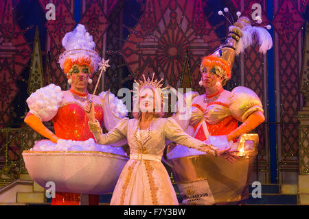 Richmond, Londra, Regno Unito. 3 dicembre, 2015. L-R: Matteo Rixon come Cheryl (brutto sorella), Hayley Mills come fata madrina e Matthew Kelly come Rita (brutto sorella). Il Natale panto Cenerentola apre al Richmond Theatre il 4 dicembre con protagonista Hayley Mills come fata madrina e Matthew Kelly come Rita (brutto sorella). La pantomima è scritto da Eric Potts e diretto da Chris Jarvis, che anche stelle come pulsante. Credito: bas/Alamy Live News Foto Stock