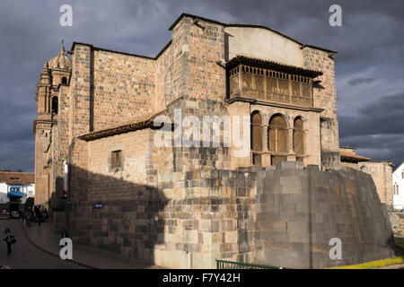 La facciata della chiesa di Santo Domingo, costruito su Coricancha Tempio Inca della parete esterna rimane ancora. Foto Stock