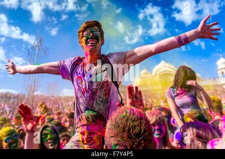 Un giovane uomo coperto di polvere colorata gode la Holi festival dei colori a Sri Sri Radha Krishna Temple Marzo 30, 2013 in spagnolo forcella, Utah. Il festival segue la tradizione indiana di Holi ed attrae più di 80.000 persone. Foto Stock